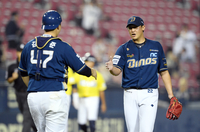 [포토]승리 지켜낸 NC 이용찬과 김형준