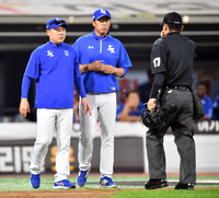 “우리가 순위 싸움하는 팀이었다면?”...심판 ‘견제구 주의’→울컥했던 박진만 [SS시선집중]