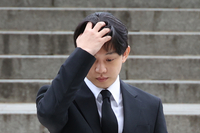 커피→돈벼락, ‘흰머리 수북’ 유아인…법원 출석 수난사