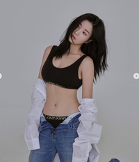 “코디 바꿔라” 화사 이어 ‘권은비 노출 의상 논란’··· 네티즌 갑론을박