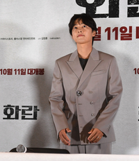 [포토] 송중기 '미소 머금은 채'