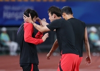 ‘막내 형’ 이강인 괴롭히는 송민규 “왜 자꾸 ‘훈련 안하고 노느냐’고 놀리네요”[SS진화in]