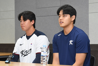 [포토]노시환-문동주, 금메달을 향해!