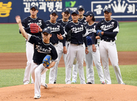 [포토]수비 연습하는 야구대표팀의 투수진