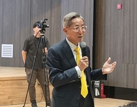 떠나는 윤종규 KB금융 회장 “리딩 금융그룹 복귀는 보람, 세계 순위는 아쉬워”