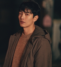 코믹·액션·로맨스·스릴러, 장르를 마음껏 변주하는 이민기의 맹활약(힙하게)