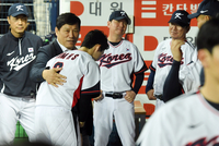 [포토]대표팀 주장 김혜성 격려하는 허구연 총재