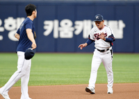 [포토]김혜성에게 조언하는 류중일 감독