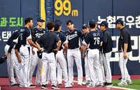 [포토]‘오늘 투수 훈련은 말이야....’