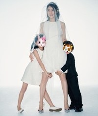 이보영, 껌딱지 두아이에 미소…결혼 10주년 리마인드 웨딩 공개