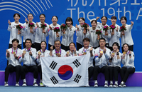 ‘감독·코치 명함 금색’ 결기, ‘선수촌 밖 외박 금지’...이 악문 김학균호 10개월, 배드민턴 대업 이뤘다 [항저우 AG]