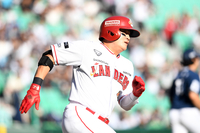 [포토]2타점 적시타에 힘차게 달리는 SSG 추신수