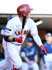 [포토]SSG 추신수, NC 송명기 상대 2타점 적시타