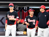 [포토]‘2차전도 승리해, SSG 잡으러 가자!’ 김종국 감독