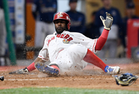 [포토]과감한 주루 플레이로 역전 득점하는 SSG 에레디아