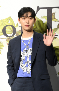 “질타와 충고 겸허히”…최현욱, 길거리 흡연·꽁초 무단 투기 사과