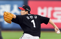 힘 뺀 1위 팀과 어수선한 홈팀, 라인업과 무관한 결과···LG 세리머니한 사직에서 또 웃었다[SS사직in]