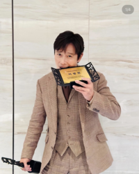 ‘남우주연상’ 이병헌, “순금” 트로피 깨물어 확인