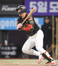 [포토] 황재균, 3회 추격을 알리는 적시타