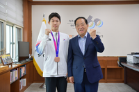 [포토]이병선 속초시장, 항저우 아시안게임 남자 계주 400m 동메달 획득...시청 소속 박원진 선수 격려