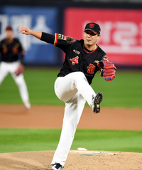 [포토] 역투하는 KT 선발 조이현