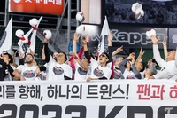 “쓰러져도 좋다···KS 우승만 하면” 샴페인 세리머니 후 통합우승 의지 다진 염경엽 감독[SS사직in]