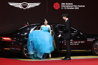 부국제의 꽃 레드카펫! 올해도 노출은 없었다…블랙 대세 속 강렬한 드레스도 ‘눈길’[2023 BIFF]