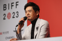 “큰 형님 왔다!”, ‘따거’ 주윤발이 직접 밝힌 사망 가짜뉴스·8100억 기부, 그리고 영화 [2023 BIFF]