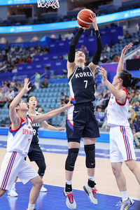 25득점 박지수, 北 2m5 ‘괴물센터’ 잡았다…韓 여자농구, ‘남북대결’서 승리 ‘동메달’ 획득[SS항저우in]