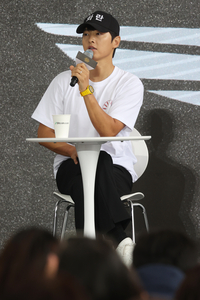 송중기 “‘화란’ 노개런티 알려진 건 창피해, 사실 전자시계로 개런티 받았다”[2023 BIFF]