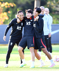 [포토]문선민-설영우 끌어안는 이강인