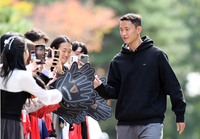 [포토]팬들과 하이파이브 하면서 입장하는 정승현