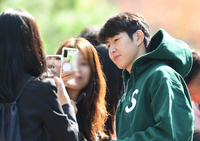 [포토]이강인, 팬과 함께 찰칵!