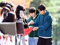 [포토]팬들에게 사인해 주는 설영우-이강인