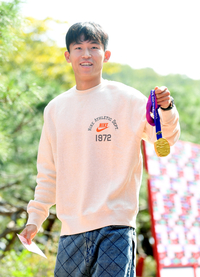 [포토]아시안게임 금메달 내보이는 정우영