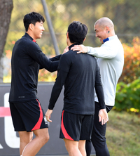 [포토]이강인-차두리 코치와 인사를 나누는 손흥민
