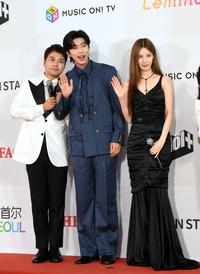 [포토] 임영웅, TMA MC 전현무-서현과