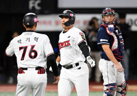 [포토]9회말 극적인 동점 홈런을 넘긴 KT 황재균