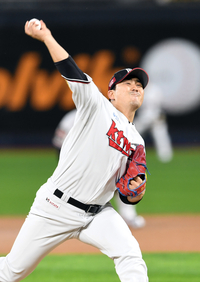 [포토]힘차게 공 뿌리는 KT 위즈 조이현