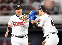 [포토]황재균과 하이파이브 나누는 박영현