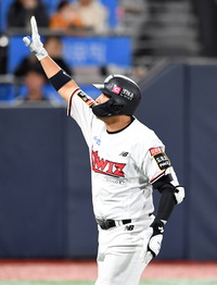 [포토]동점 홈런에 기뻐하는 KT 황재균