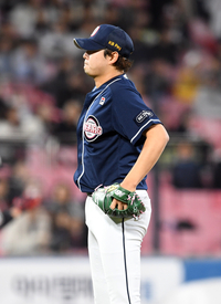 [포토]끝내기 볼넷에 아쉬워하는 두산 정철원