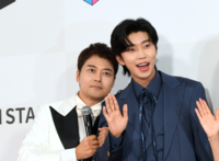 [화보] ‘두 오어 다이’ 임영웅, 국민 MC 전현무도 놓칠 수 없는 大 스타의 포토타임