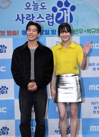 [포토]'오늘도 사랑스럽개'의 이현우-박규영