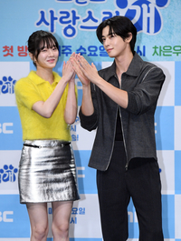 [포토]반갑게 인사하는 박규영-차은우