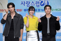 [포토]차은우-박규영-이현우, 다 함께 하트!