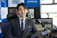 한국마사회 신예 정성욱 경마 아나운서 초고속 데뷔