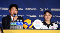 [포토]각오 밝히는 도로공사 김종민 감독과 배유나