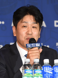 [포토]새 시즌 출사표 밝히는 한국도로공사 김종민 감독