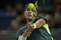 中서 힘못쓴 알카라스, 디미트로프에 1-2 역전패 [상하이 마스터스]